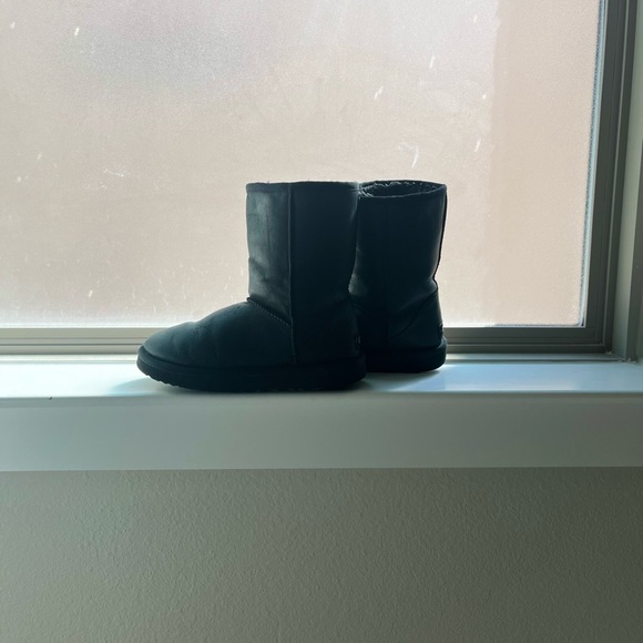 CLASSIC BLACK UGGS SIZE 7 - Picture 2 of 6